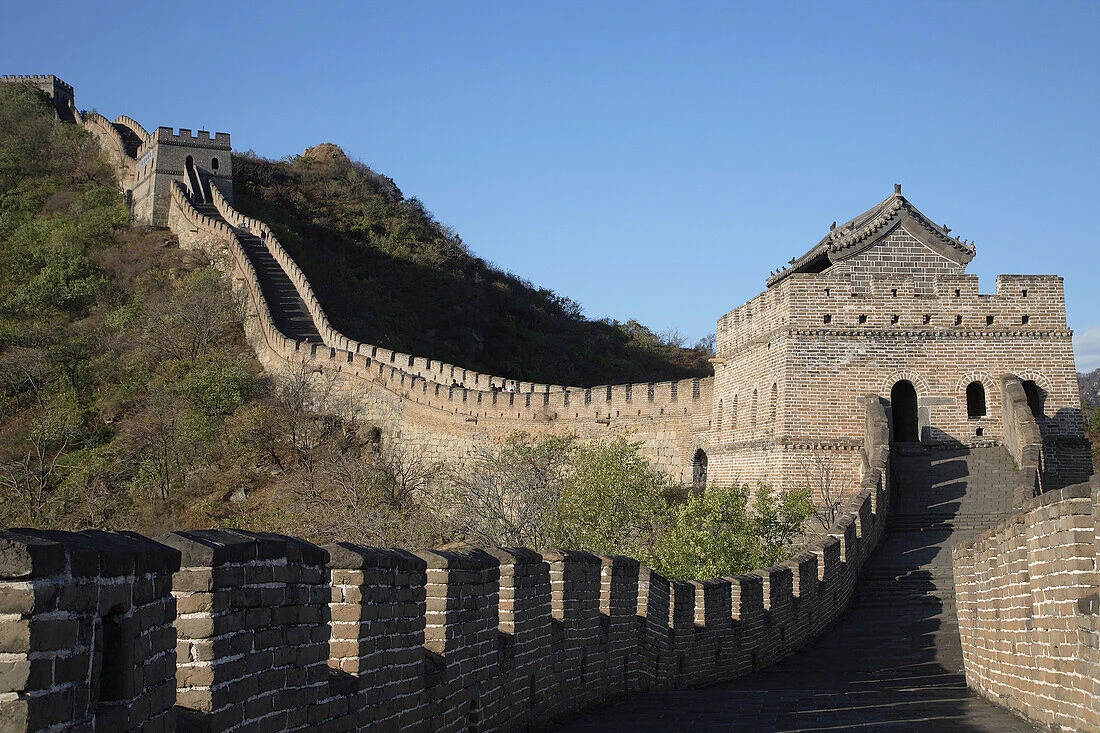 https://tngtravel.com.vn/wp-content/uploads/2025/02/70289715-China-near-Beijing-Mutianyu-Great-Wall-of-China.webp