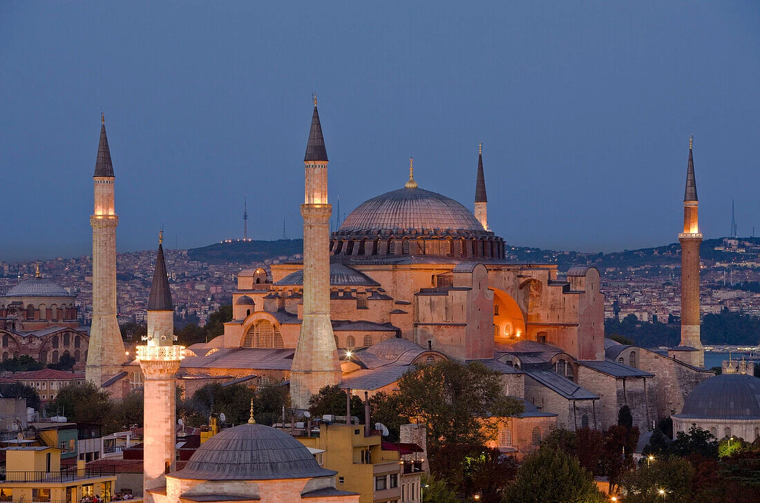 https://tngtravel.com.vn/wp-content/uploads/2025/03/Hagia-Sophia.webp