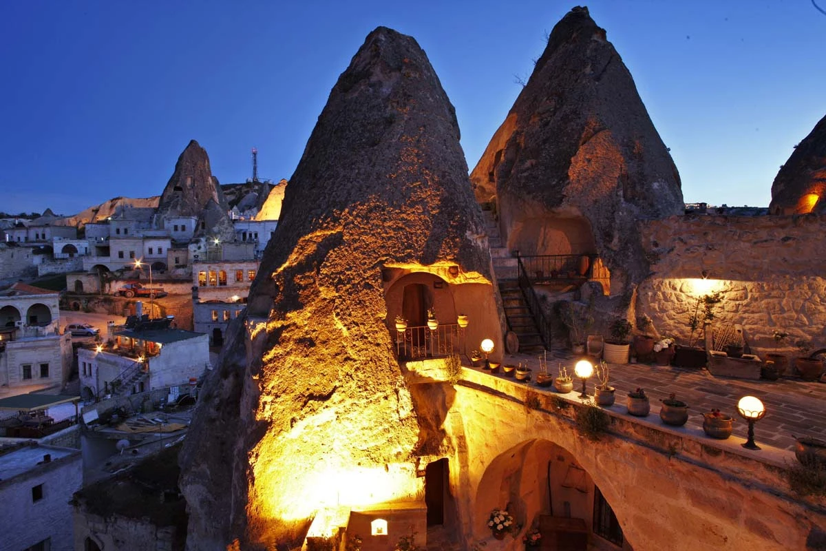 https://tngtravel.com.vn/wp-content/uploads/2025/03/Khach-san-hang-dong-tai-Cappadocia.webp